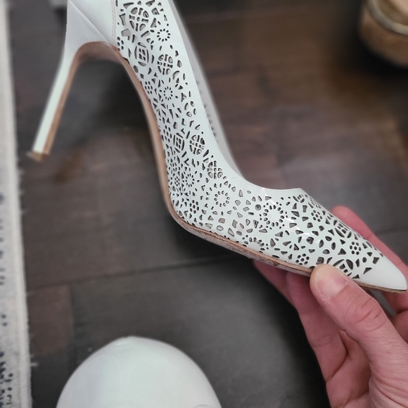 Manolo Blahnik size 39.5 laser cut white pumps - Picture 5 of 11